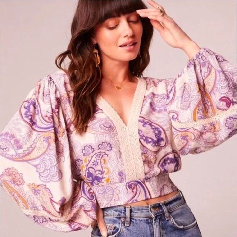 Boho Paisley Cropped V-Neck Top in Lavender